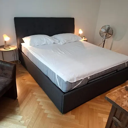 Station Apartment, 2 Bedroom & Sofabed Apartment *
